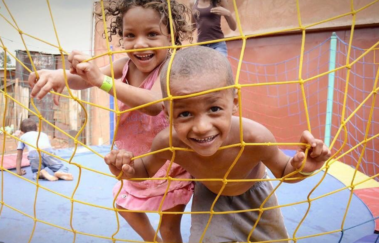 Crianças brincando na Estrutural