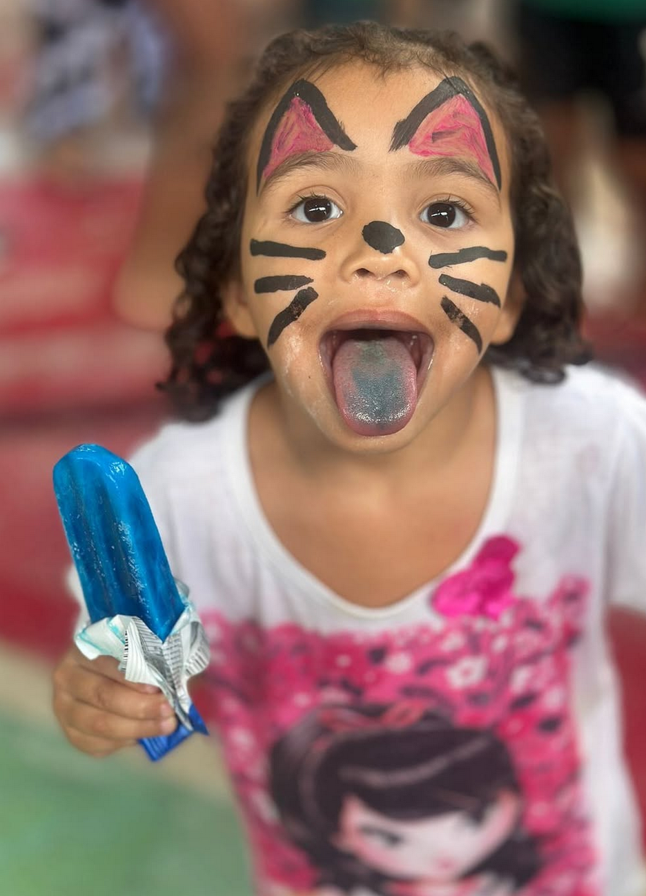 Criança com rosto pintado